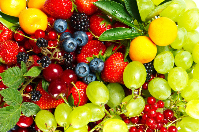 Обои картинки фото еда, фрукты, ягоды, ежевика, вишня, красная, смородина, голубика, мандарины, виноград, клубника