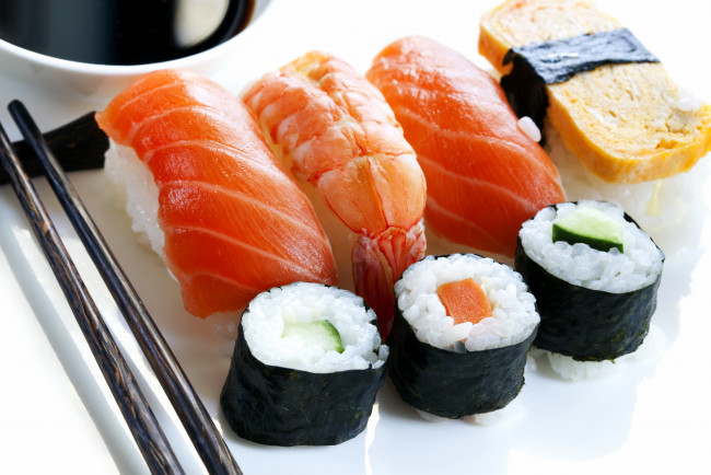 Обои картинки фото еда, рыба, морепродукты, суши, роллы, лосось, сашими, красная рыба, японская кухня, тофу, рис, суси, japan food, ломтики, тигровые креветки, креветки, Япония, палочки, japan, sushi