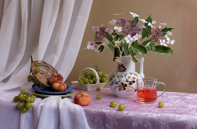 Обои картинки фото еда, натюрморт, кувшин, виноград, инжирный, персик, гортензия