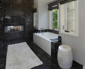 Картинка интерьер ванная+и+туалетная+комнаты окно корзина ванна коврик огонь мрамор