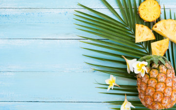 Картинка еда ананас plumeria slice tropical fruit pineapple фрукты ломтики плюмерия flowers wood fresh summer