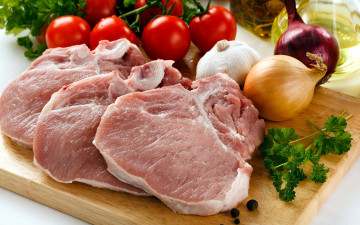 Картинка еда мясные+блюда чеснок лук мясо стейк помидоры томаты