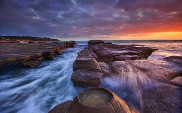 Картинка природа побережье море берег закат небо тучи камни прибой
