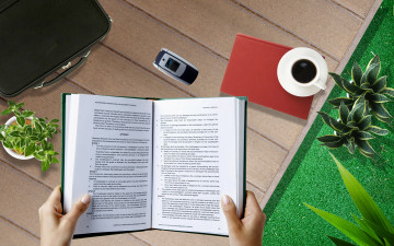 Картинка разное канцелярия +книги чашка телефон стол книга руки кофе цветы чемодан