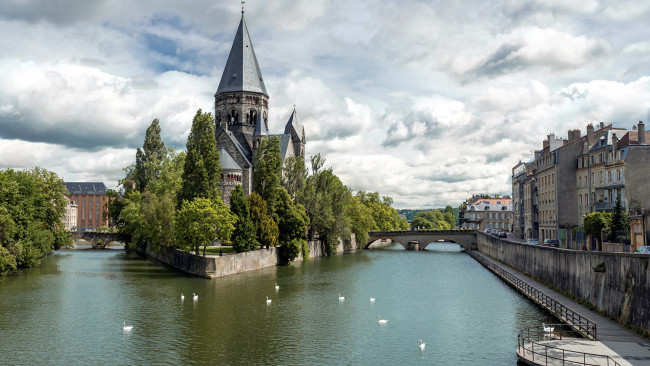Обои картинки фото города, страсбург , франция, костел, лебеди, каналы