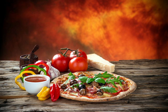 Обои картинки фото еда, пицца, помидоры, чеснок, сыр, соус, перец, томаты