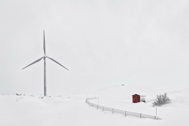 Обои картинки фото разное, ветрогенераторы, снег, забор, дом, ветряк, зима