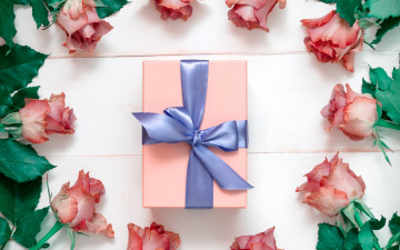 Картинка праздничные подарки+и+коробочки розы подарок лента бант