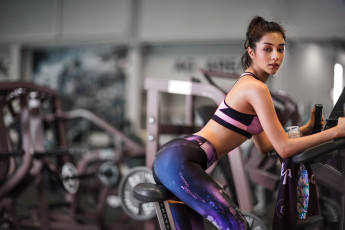 Картинка спорт фитнес девушка спортзал велотренажер фигура мотивация