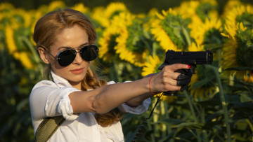 Картинка девушки -+девушки+с+оружием очки пистолет