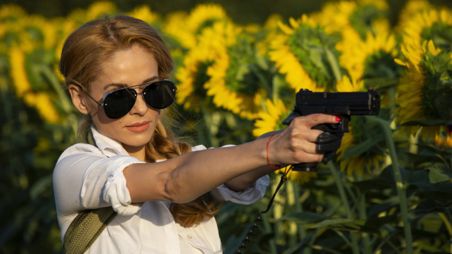 Обои картинки фото девушки, - девушки с оружием, очки, пистолет