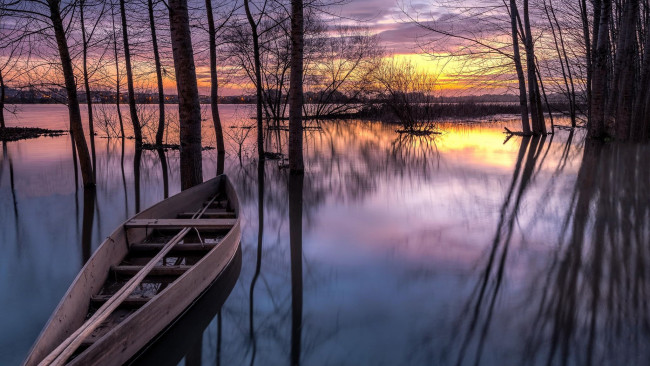 Обои картинки фото корабли, лодки,  шлюпки, деревья, река, лодка, закат