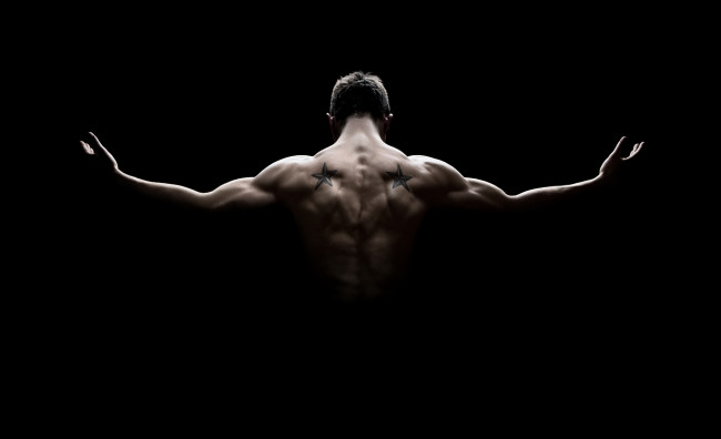 Обои картинки фото спорт, body building, тень, мышцы, спина, татуировки, мужчина