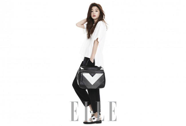 Обои картинки фото jeon ji hyun, девушки, - азиатки, шатенка, рубашка, брюки, сумка