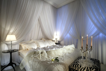 Картинка интерьер спальня подушки лампа роза свечи бусы кровать балдахин