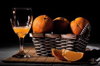 Картинка еда напитки +сок корзинка дольки апельсины бокал