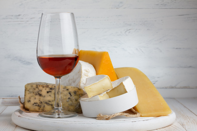 Обои картинки фото еда, сырные изделия, сыр, вино, бокал