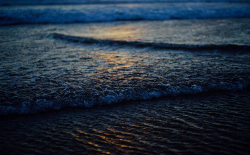 Картинка природа вода волна блики песок сумерки пена берег макро