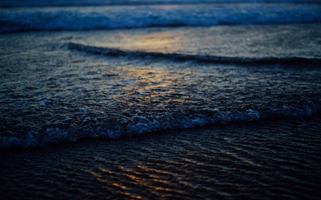 Обои картинки фото природа, вода, волна, блики, песок, сумерки, пена, берег, макро