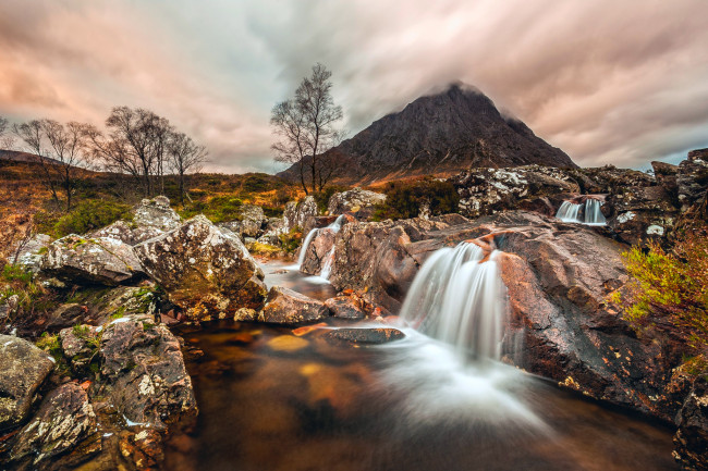 Обои картинки фото природа, водопады, облако, шотландия, buachaille, etive, mоr, северо-шотландское, нагорье, камни, поток, гора