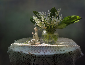 Картинка цветы ландыши май зайчик девушка весна фигурка фарфор натюрморт