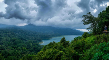 Картинка индонезия природа тропики облака люди деревья горы водоем
