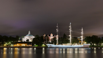 Картинка корабли парусники набережная ночь здания освещение водоем фонари