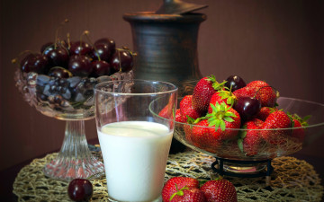 Картинка еда натюрморт вазочки вишня молоко скатерть кувшин стол стакан ягода клубника