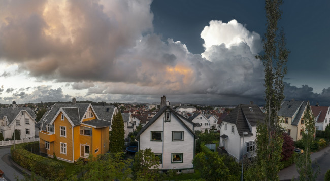 Обои картинки фото норвегия, города, - панорамы, дома, деревья, облака, дорога