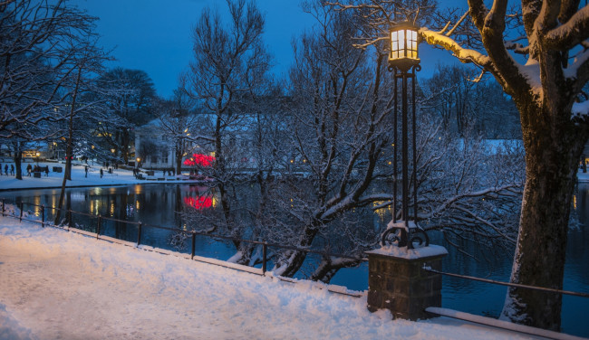 Обои картинки фото норвегия, города, - пейзажи, деревья, снег, водоем, фонарь, здание, люди
