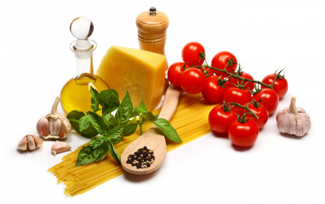 Обои картинки фото еда, разное, спагетти, белый, фон, сыр, зелень, чеснок, специи, макароны, помидоры, томаты, ложка, натюрморт