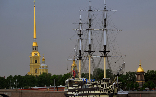 Обои картинки фото с-петербург, корабли, парусники, адмиралтейство, мост, фонари, деревья, здания, шпиль