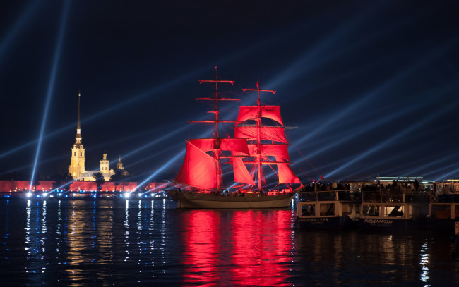 Обои картинки фото с-петербург, корабли, парусники, здание, шпиль, водоем, река, освещение, иллюминация, луч, праздник, люди