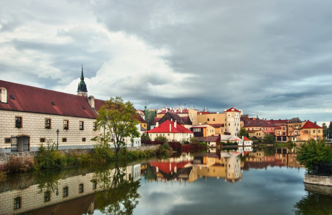 Обои картинки фото Чехия, города, - улицы,  площади,  набережные, облака, деревья, водоем, здания