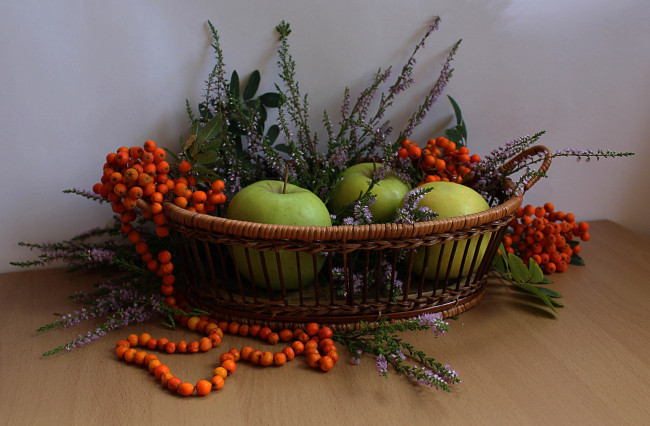 Обои картинки фото еда, натюрморт, фрукты, рябина, композиция, вереск, ягоды, яблоки, цветы, лето