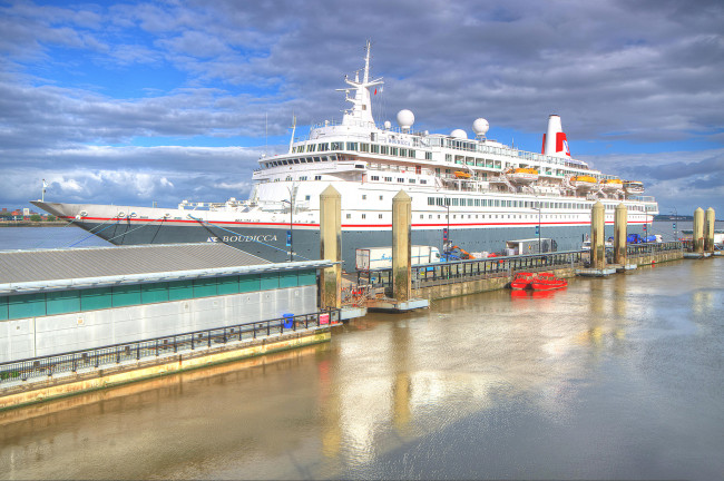 Обои картинки фото boudicca in liverpool, корабли, лайнеры, круиз, лайнер