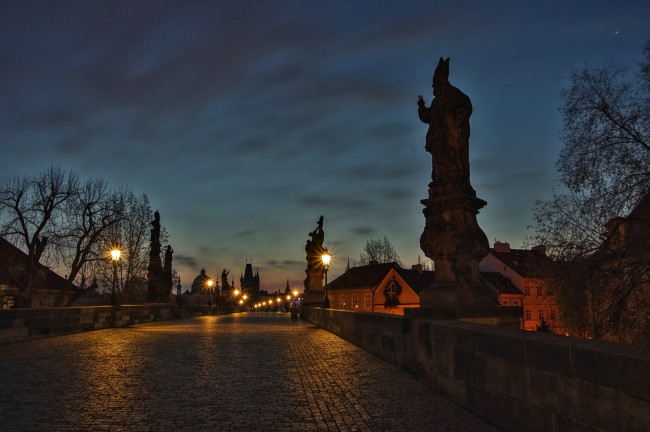 Обои картинки фото прага, города, прага , Чехия, ночь, деревья, здания, фонари, мост, скульптуры