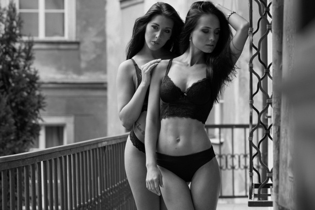 Обои картинки фото девушки, -unsort , Черно-белые обои, балкон, белье