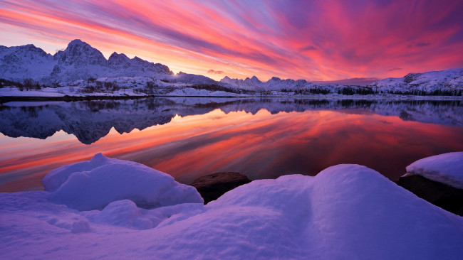Обои картинки фото природа, восходы, закаты, озеро, снег, деревья, зарево, горы, отражение, небо, зима
