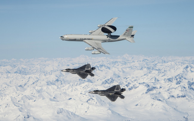 Обои картинки фото boeing e-3 sentry,  f-22 raptor, авиация, боевые самолёты, boeing, e3, sentry, f22, raptor, ввс, сша, американские, военные, самолеты, usaf, воздушные, раннего, предупреждения, и, управления
