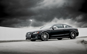 обоя audi rs5, автомобили, audi, черный, площадка, ограда, тучи, молния