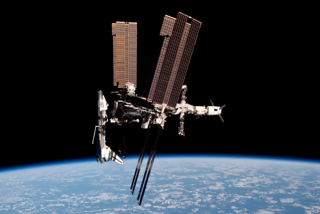 Обои картинки фото космос, космические, корабли, станции, endeavour, шаттл, горизонт, станция