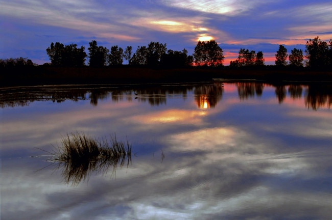 Обои картинки фото природа, реки, озера, закат, река, гладь, отражение, деревья, тучи, синева, небо