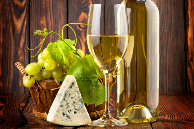 Обои картинки фото еда, натюрморт, лоза, стол, вино, бокал, белое, бутылка