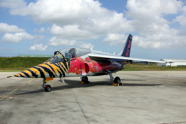 Обои картинки фото alphajet, red, bull, tiger, meet, авиация, боевые, самолёты, учебно-тренировочный, истребитель