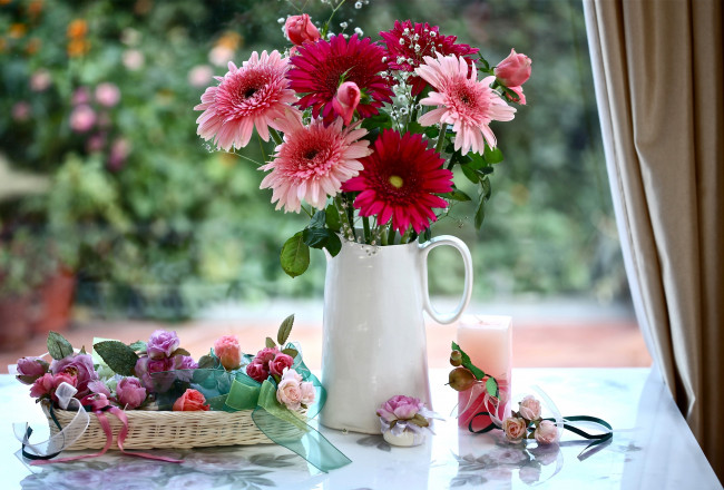 Обои картинки фото цветы, букеты, композиции, ваза, герберы, розы