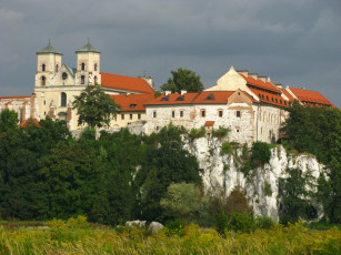 Картинка польша liszki монастырь города католические соборы костелы аббатства дома деревья храм