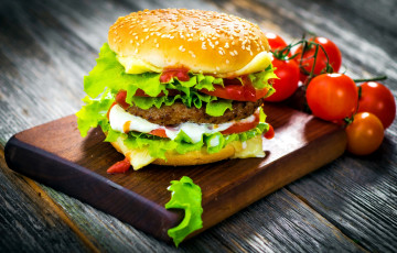 Картинка еда бутерброды +гамбургеры +канапе котлета доска сыр салат листья кунжут фаст фуд гамбургер булка овощи помидоры лук