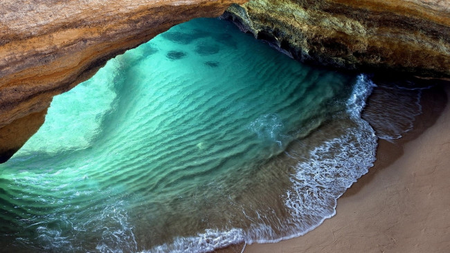 Обои картинки фото природа, побережье, скала, пещера, прибой, песок, вода, берег