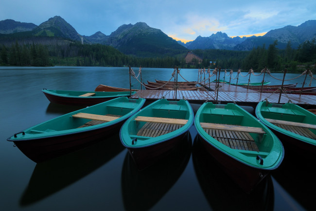 Обои картинки фото корабли, лодки,  шлюпки, спокойствие, утро, причал, озеро, лес, горы